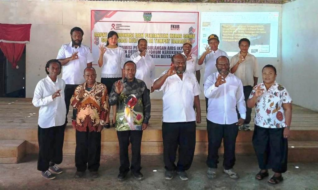 Foto bersama usai menandatangani surat kesepakatan kerja sama dalam rangka sosialisasikan bahayanya sekaligus pencegahan virus mematikan, HV/AIDS di seluruh wilayah kabupaten Deiyai, Papua Tengah, Rabu (19/11/2025) kemarin. (Ist)