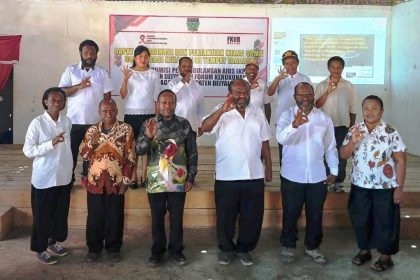 Foto bersama usai menandatangani surat kesepakatan kerja sama dalam rangka sosialisasikan bahayanya sekaligus pencegahan virus mematikan, HV/AIDS di seluruh wilayah kabupaten Deiyai, Papua Tengah, Rabu (19/11/2025) kemarin. (Ist)
