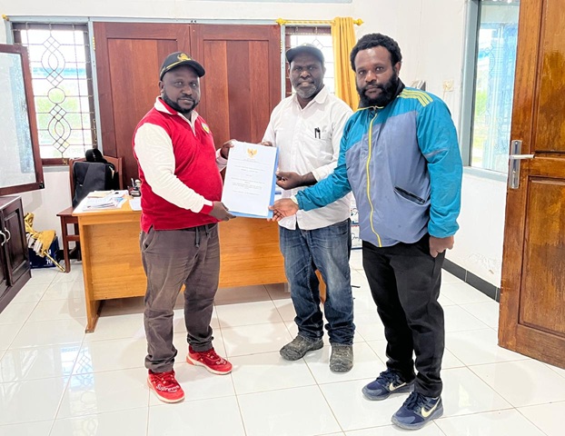 Maksimus Pigai, Ketua KPA Deiyai menyerahkan draf Raperda HIV/AIDS Sekretaris Daerah melalui Kepala Bagian Hukum Setda Deiyai.