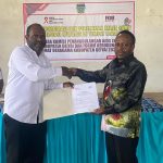 Ketua KPA Deiyai Maksimus Pigai, ST dan Ketua FKUB Deiyai Oktovianus Pekei. Sela penandatanganan Surat kerja sama menggunakan Rumah Ibadah untuk dijadikan tempat edukasi pencegahan HIV/AIDS. Foto dok