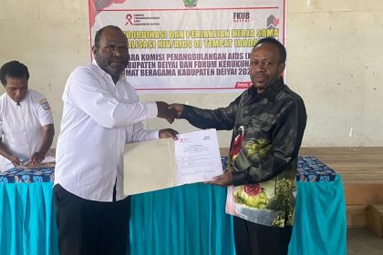 Ketua KPA Deiyai Maksimus Pigai, ST dan Ketua FKUB Deiyai Oktovianus Pekei. Sela penandatanganan Surat kerja sama menggunakan Rumah Ibadah untuk dijadikan tempat edukasi pencegahan HIV/AIDS. Foto dok