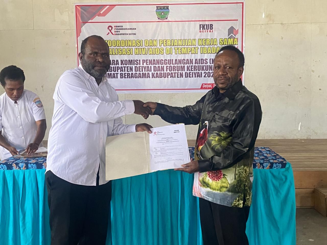 Ketua KPA Deiyai Maksimus Pigai, ST dan Ketua FKUB Deiyai Oktovianus Pekei. Sela penandatanganan Surat kerja sama menggunakan Rumah Ibadah untuk dijadikan tempat edukasi pencegahan HIV/AIDS. Foto dok