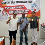 Maksimus Pigai Ketua KPA Kabupaten Deiyai bersama petugas Layanan Penanganan Penyakit Menular.