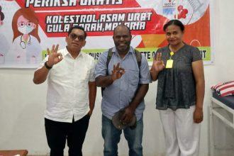 Maksimus Pigai Ketua KPA Kabupaten Deiyai bersama petugas Layanan Penanganan Penyakit Menular.