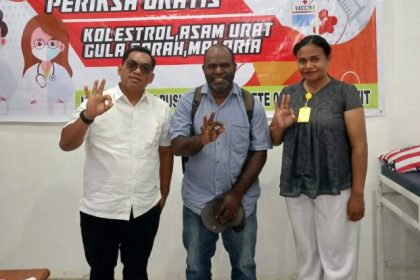 Maksimus Pigai Ketua KPA Kabupaten Deiyai bersama petugas Layanan Penanganan Penyakit Menular.