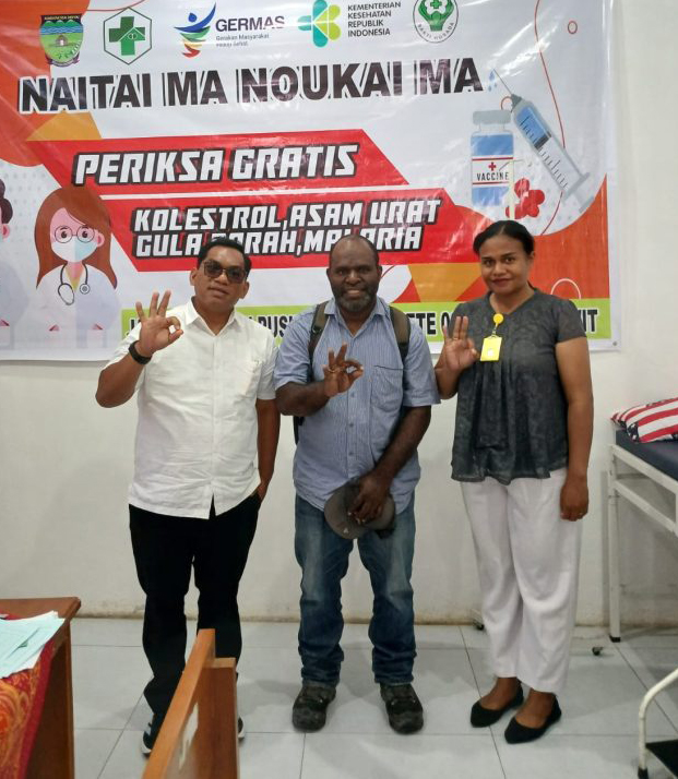 Maksimus Pigai Ketua KPA Kabupaten Deiyai bersama petugas Layanan Penanganan Penyakit Menular.